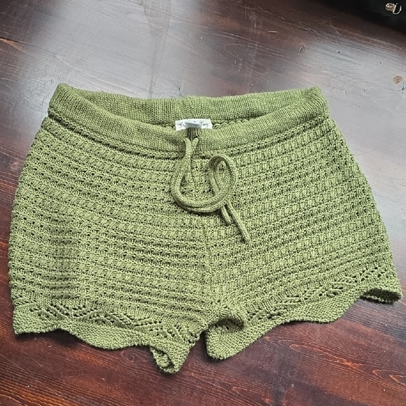 High Waist Green Crochet Shorts with Scalloped Hem - Picture 1 of 4